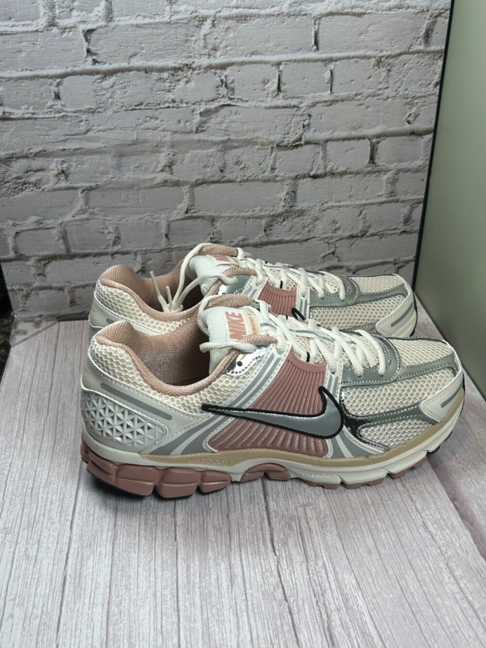 NIKE ZOOM VOMERO 5 (9.5) - Picture 6 of 15